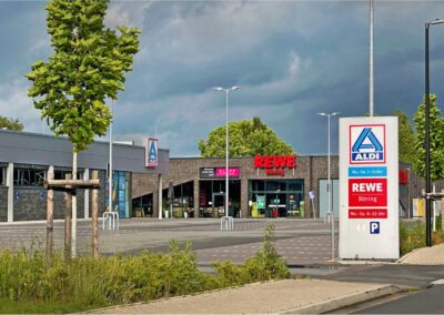 Planung von Freianlagen als Leistung des Ingenieurb&uuml;ros Rademacher aus Arnsberg. Auf dem Bild sieht man den Aldi und Rewe Parkplatz in Werl Nord.