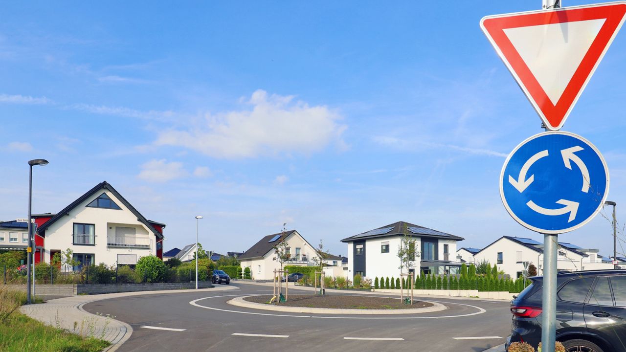 Planung von Freianlagen als Leistung des Ingenieurbüros Rademacher aus Arnsberg. Auf dem Bild sieht man den Aldi und Rewe Parkplatz in Werl Nord.